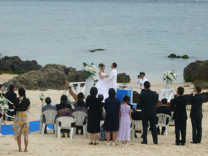 「ばしゃ山村」のビーチで地元のカップルが結婚式を挙げていました。〈よいこダイビングリゾート〉の成瀬さん曰く「島一番のイケメン」。なぬ～!?もっと近くで拝みたい