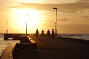 「太陽にほえろ」ベストロケ地だ！ 桟橋の目の前に見事な夕日。 ここで見た夕景は格別にきれいでした