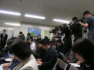 たくさんのメディアが集まり、記者会見室はいっぱいに！　テレビカメラも４台入った