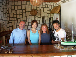 アンダバドアカで水中ガイドをしてくれた優しいイタロー＆アニー、鍵井カメラマンと！ 