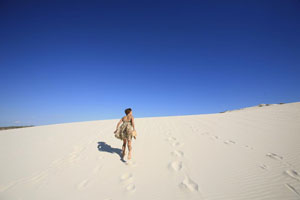 砂漠に憧れてる私……だからサラリーの砂丘に行けたとき嬉しかったな〜(^.^)砂がサッラサラで、煙たいどころか気持ちいいの。頂上まで登ったら真っ青な海がドドーン！と出てきて☆（photo by Y.Kagii） 
