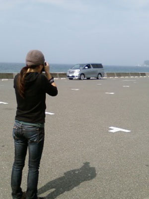 車の位置を入念にチェックして、海をバックに撮影。スカッとした空に車が映えます