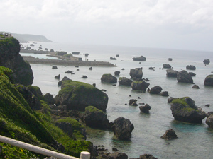 東平安名にて。断崖絶壁の岬から海を見下ろすと、大きな岩がゴロゴロ。ダイナミックな地形が広がっていました