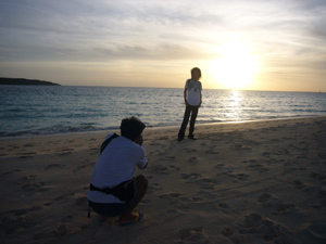 特集のトップページを飾った「与那覇前浜ビーチ」での撮影シーン。海をゴールドに染める、美しい夕日でした