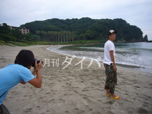 風光明媚な弓ヶ浜にて、石田さんを撮影する古見きゅうカメラマン。この海岸、開放感があってとってもステキです。