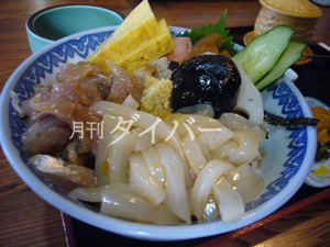 伊豆取材での楽しみの１つがコレ、海鮮料理です！この日のランチはイカ＆アジ丼!!